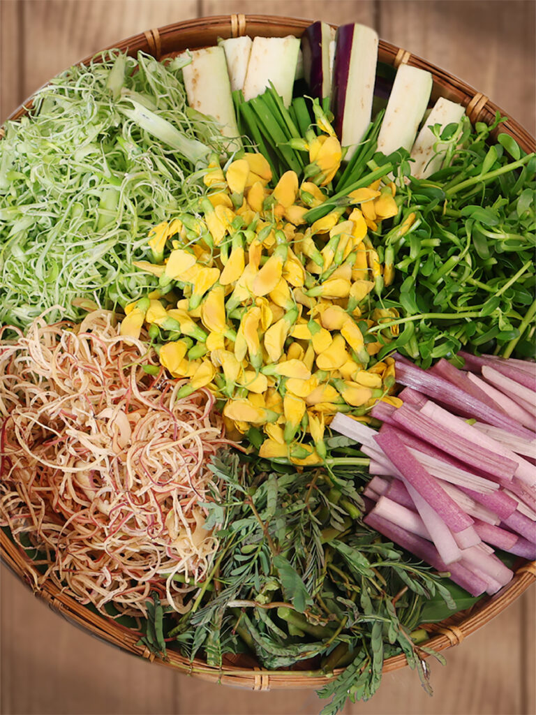 Mẹt rau đi kèm lẩu mắm